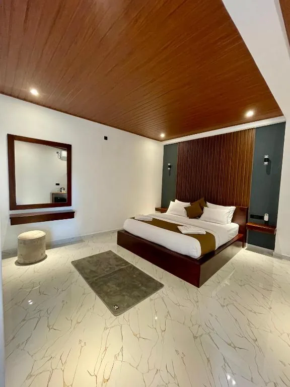 Deluxe Double Room with Balcony — Ella waterfall view